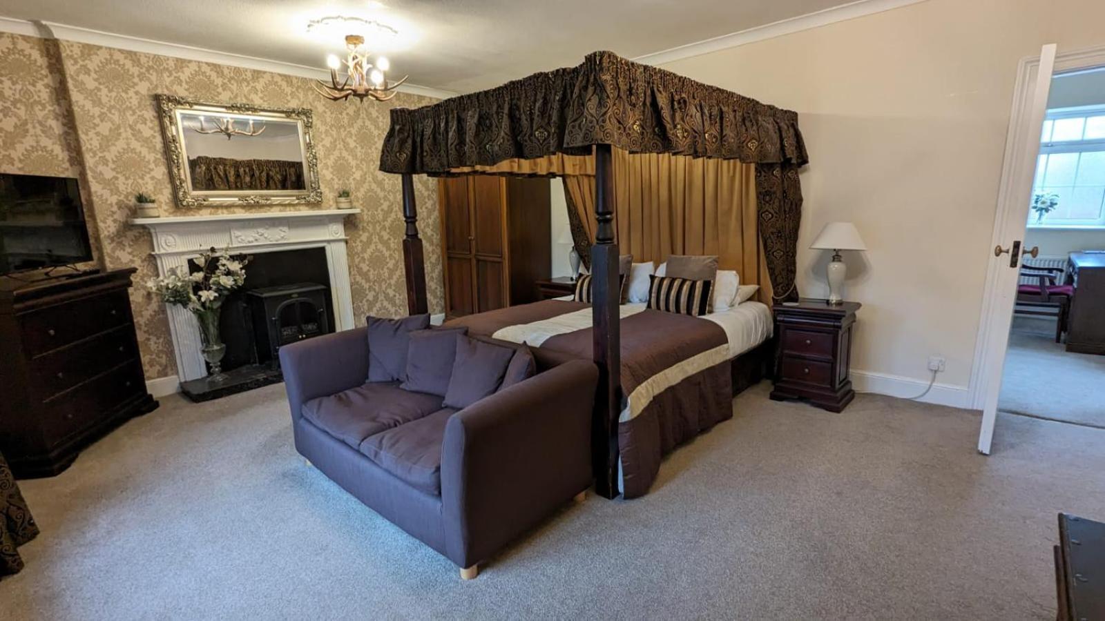 East Ayton Hotel, Hotel
